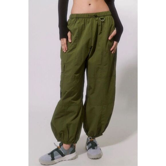 SOLD! Urban Outfitters Jana Nylon Balloon High-Rise Cargo Pant M Green - Picture 13 of 13